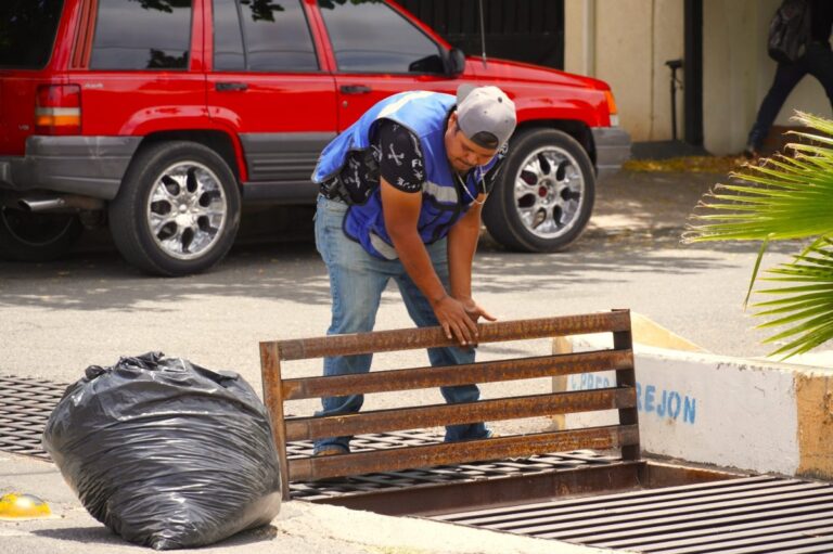 Municipio limpia rejillas para prevenir inundaciones