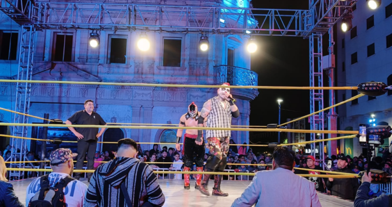 Presentan función de lucha libre en el centro