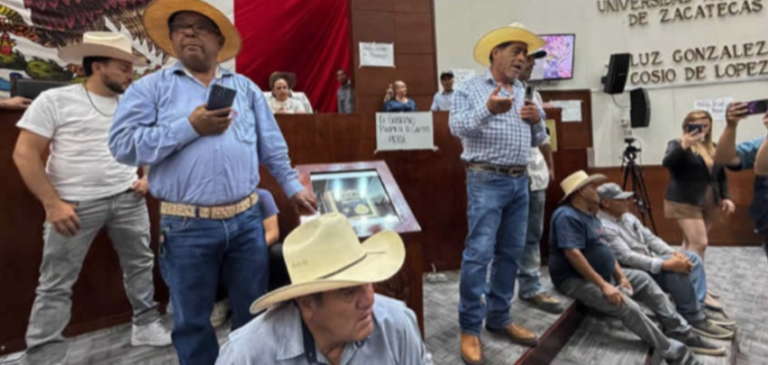 Productores de frijol toman Congreso y exigen pago