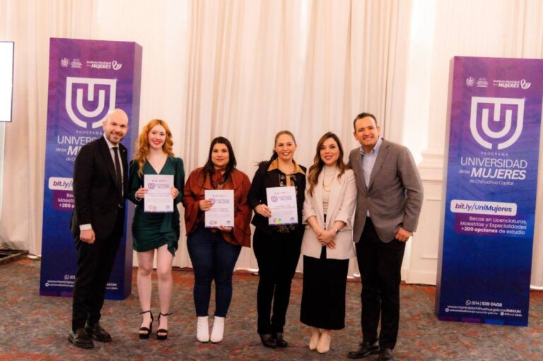 Reconocen a primeras egresadas de Universidad de Mujeres