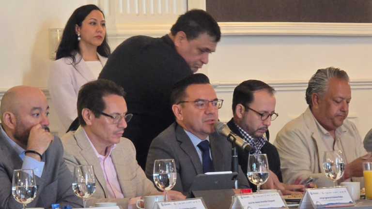 Empresarios exigen avance real de obras ISN