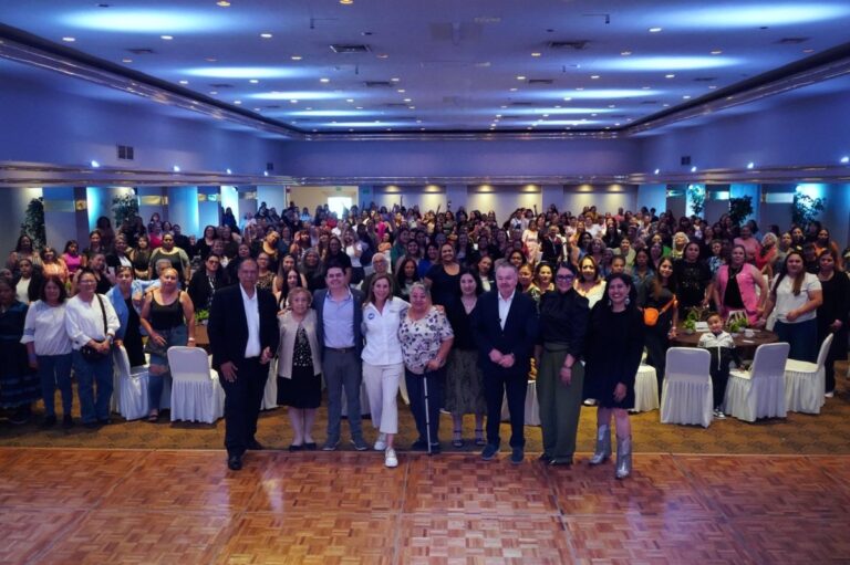 Rafael Loera celebra a 400 madres en Chihuahua