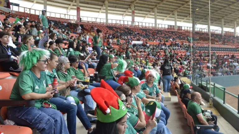 (Delicias) Aficionados viven el Mundial en pantalla gigante