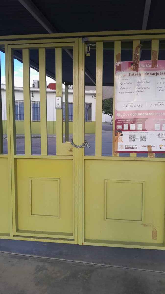 Padres toman primaria y exigen destitución de intendente