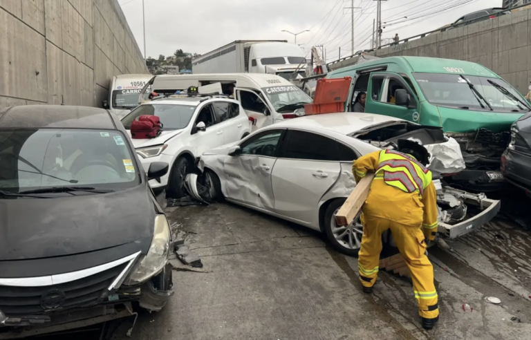 Tráiler sin frenos causa carambola en Tijuana