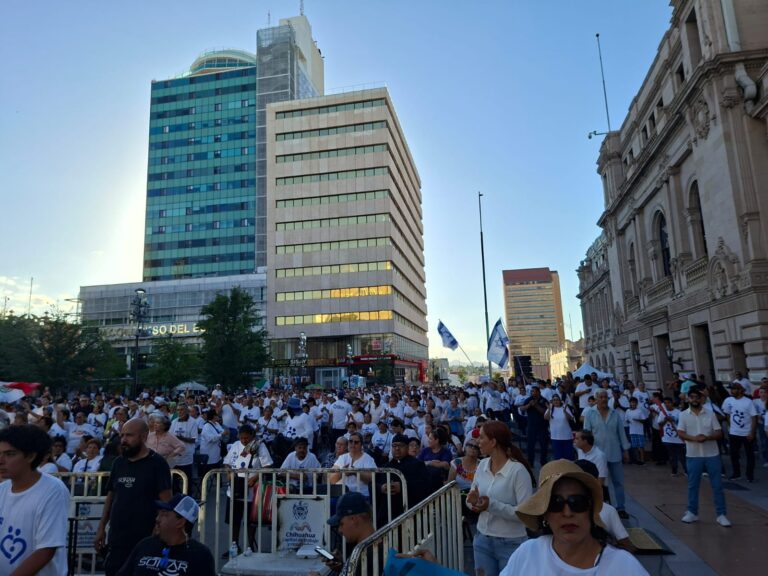 Valenzuela aclara uso de banderas en marcha