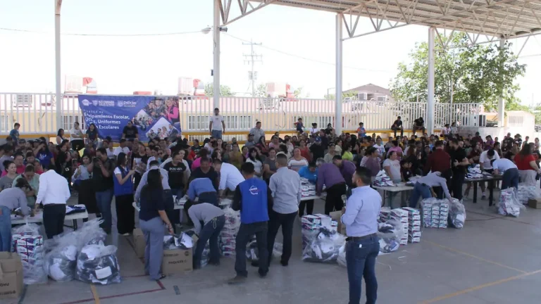(Delicias) Entregan útiles y uniformes a estudiantes