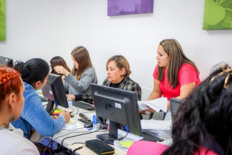 Becas apoyan a mil 450 menores