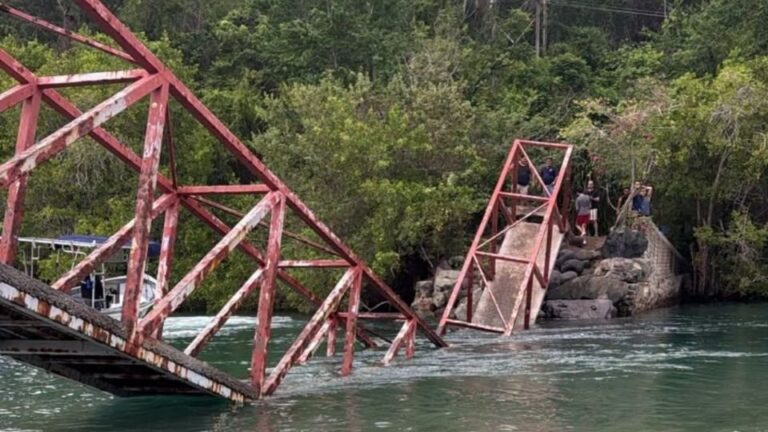 Colapsa puente peatonal en Manzanillo