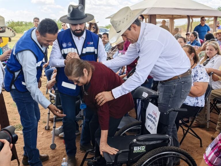 Entregan apoyos ortopédicos en El Charco