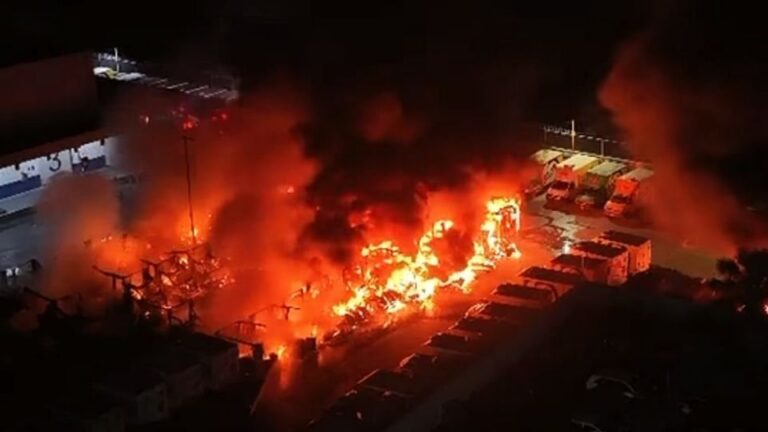 Incendio destruye camiones de PepsiCo