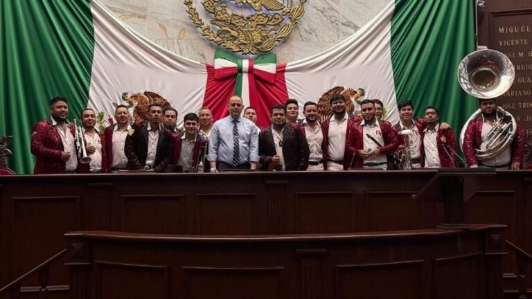 Investigan a diputado por cantar narcocorrido