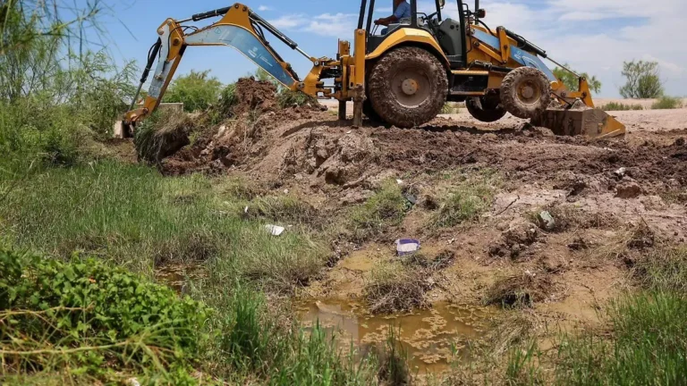 (Delicias) Limpian canales tras recientes inundaciones