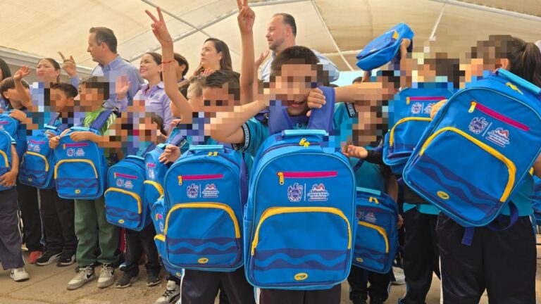 Presentan mochilas nuevas para estudiantes