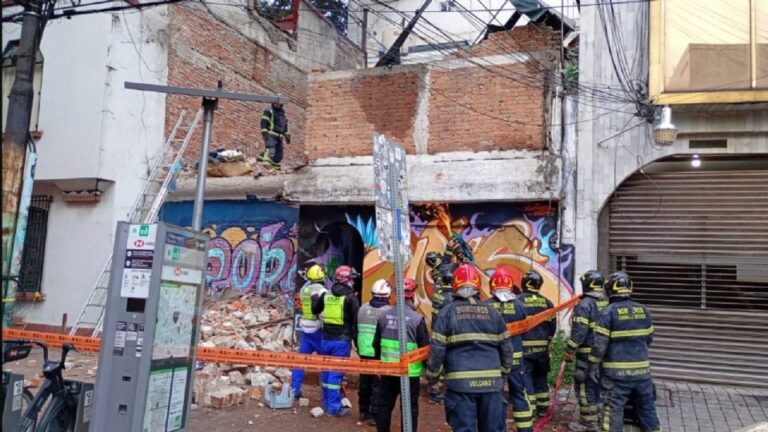 Rescatan a mujer tras derrumbe en vivienda