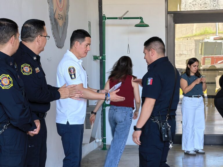 Honran a bomberos por emergencias de alto impacto