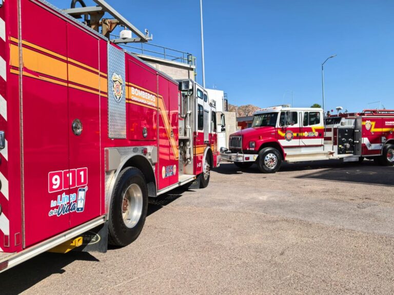 Bonilla entrega dos nuevas unidades bomberas