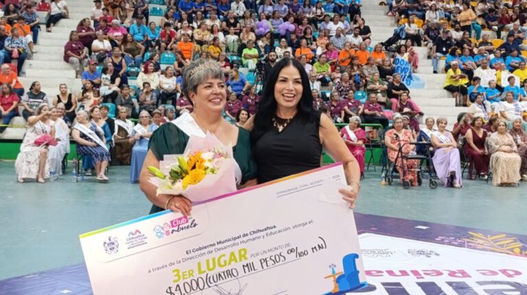 Coronación celebra carisma de abuelitas