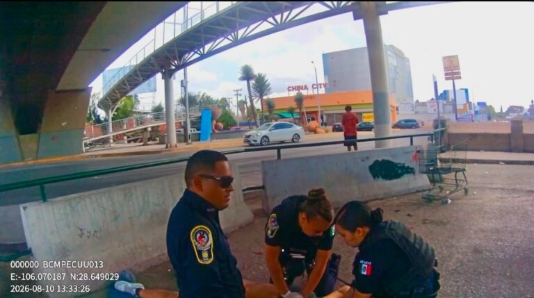 Policías reaniman a mujer en el Centro