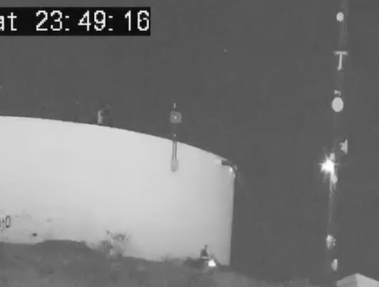Policías evitan intento de suicidio en pila de agua