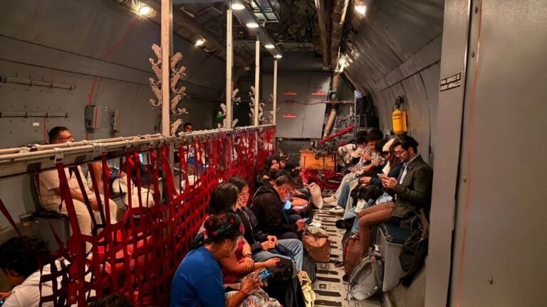 Repatrían mexicanos tras sismo en Colombia