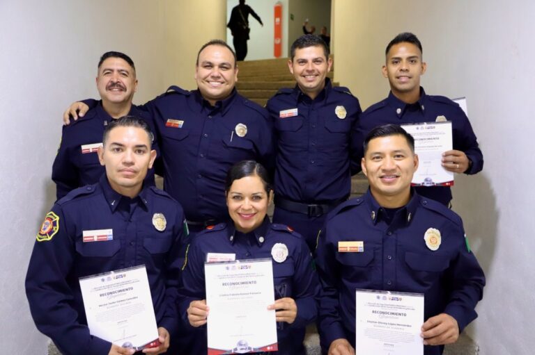 Galardonan trayectoria de bomberos en ceremonia especial