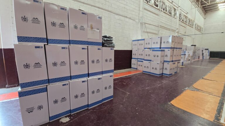 Municipio distribuye mochilas de Bolsa Escolar
