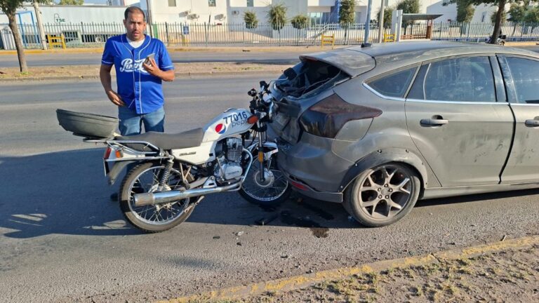 Motociclista fracturado tras choque en avenida Homero