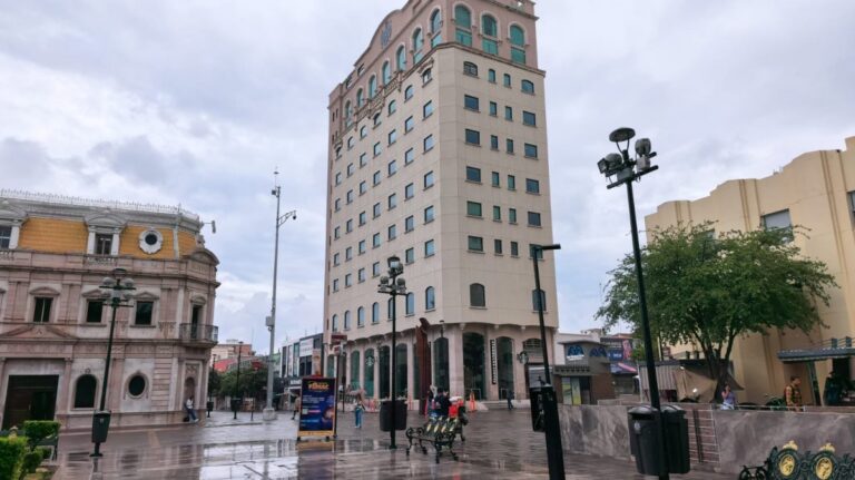 Prevén lluvia y máxima de treinta y uno