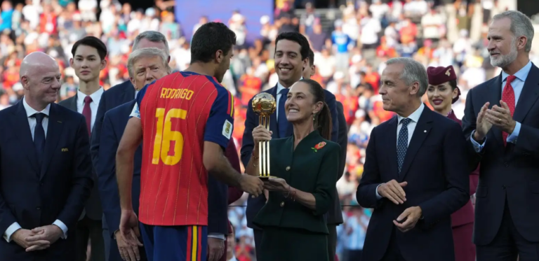 Sheinbaum entrega Balón de Oro a Rodri