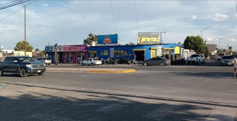 Banqueta obstruida obliga a peatones a bajar