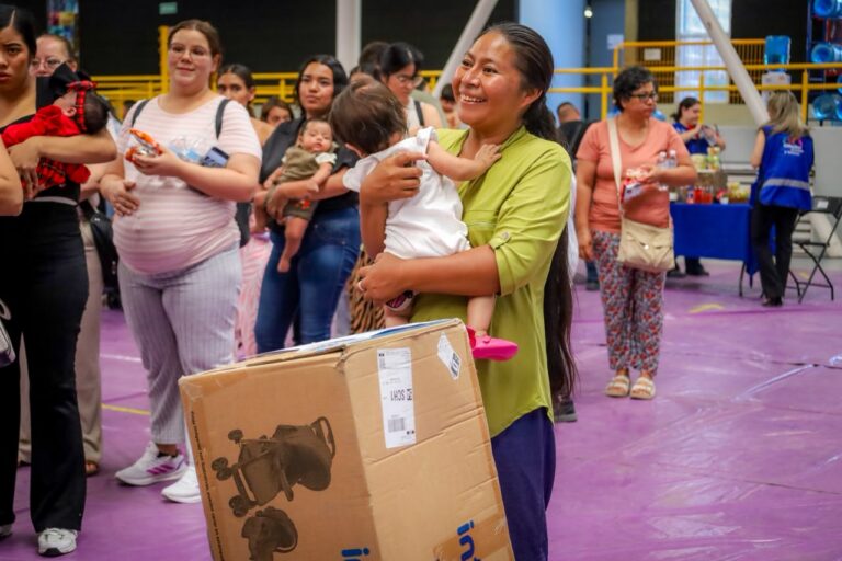 Empresarios entregan carriolas a mamás