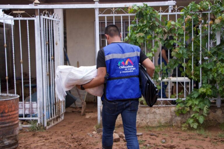 Municipio entrega hule para proteger viviendas